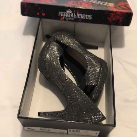 🎉5/$15🎉 ✨HP✨ FERGALICIOUS BY FERGIE ROCKIN’ BLACK PEEP HOLE PUMPS (39) - Picture 9 of 13